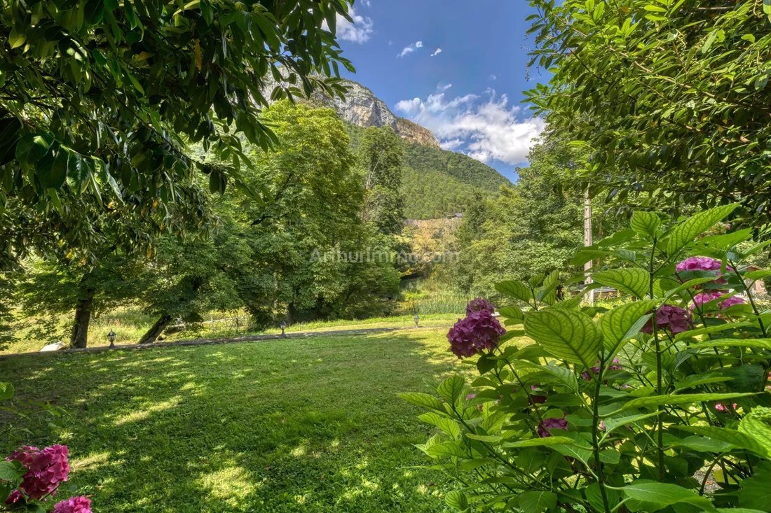 Estate in Saint-Jean-d'Arvey, Auvergne-Rhône-Alpes, France 1 - 17317837
