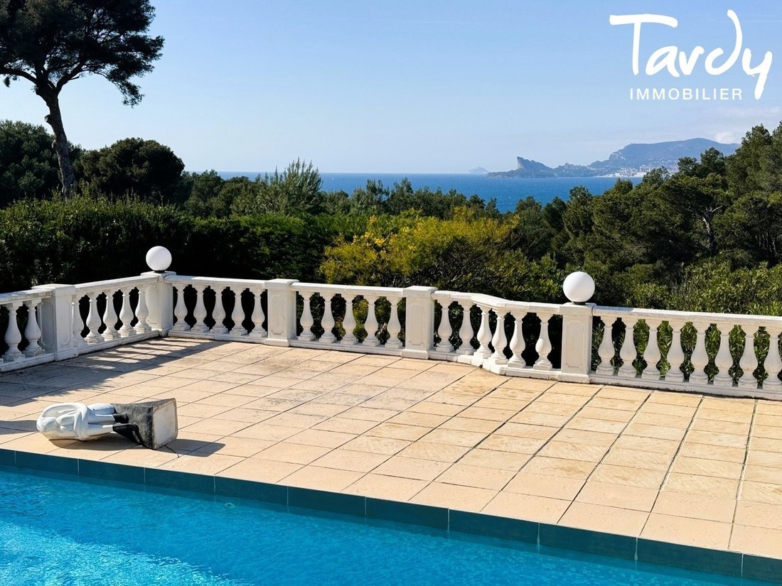 Villa in Saint-Cyr-sur-Mer, Provence-Alpes-Côte d'Azur, France 1 - 17310759