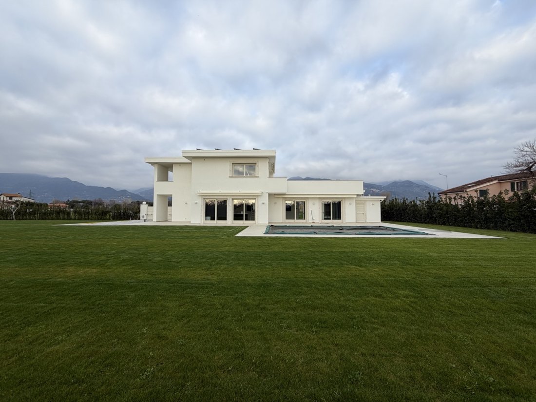 Villa in Tonfano, Pietrasanta, Italy 1 - 17312674