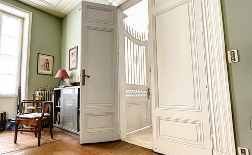 One Of Flat Roof Water Castle, Rochefort ( Commerical)