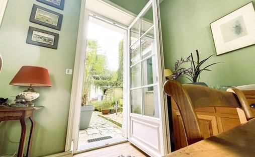 One Of Flat Roof Water Castle, Rochefort ( Commerical)