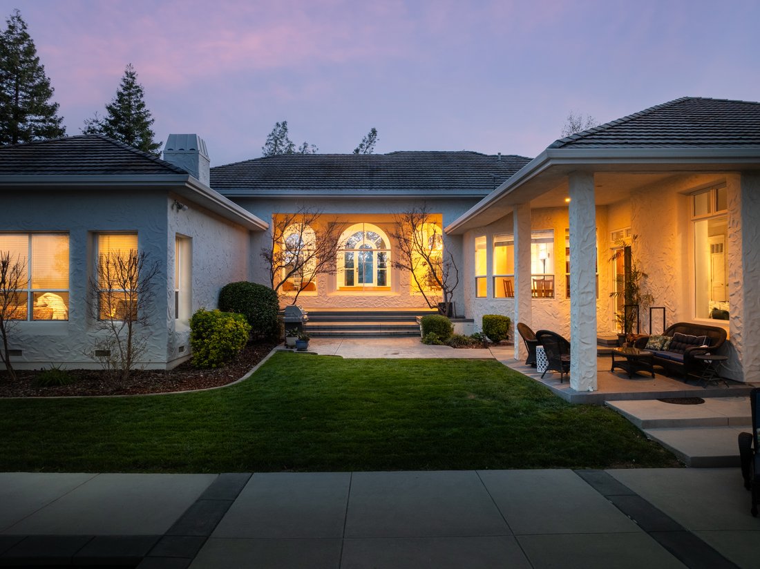 Redding, California, United States 1 - 17323289