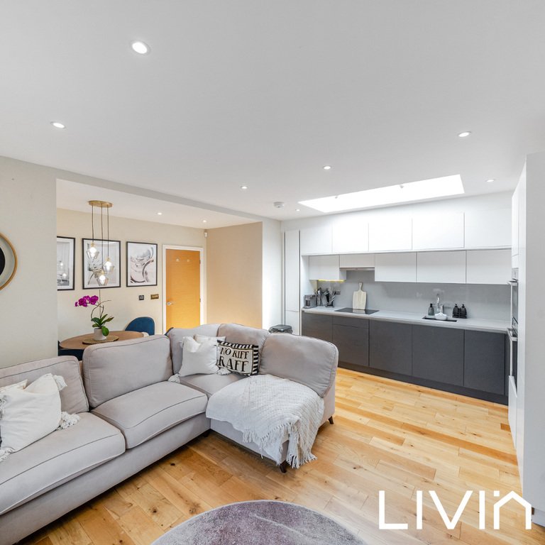 Apartment in Woodcote Green, London Borough of Croydon, England 2 - 17322671