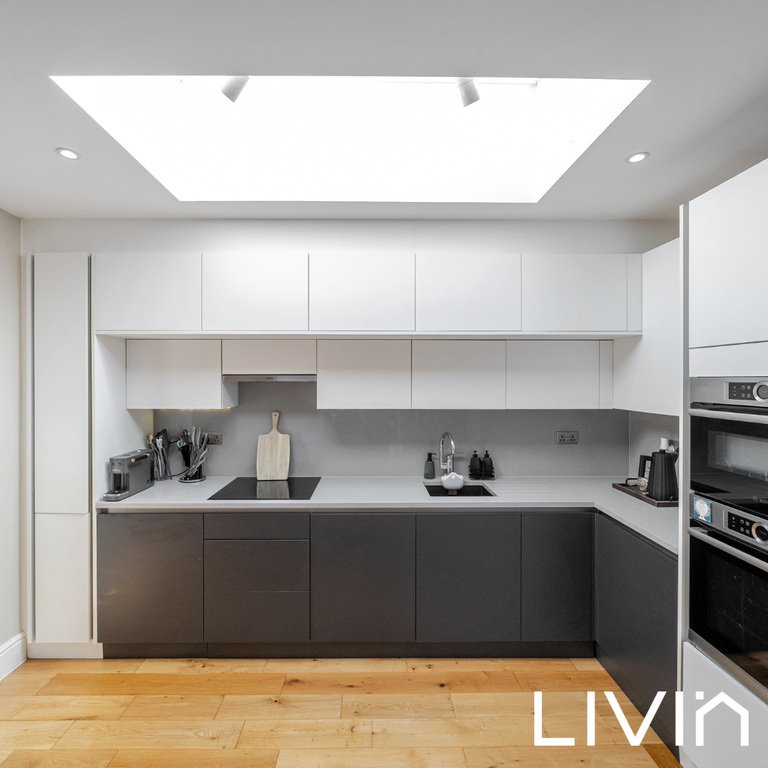 Apartment in Woodcote Green, London Borough of Croydon, England 3 - 17322671