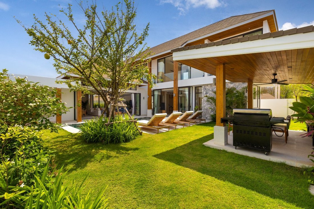 Luxurious five-bedroom villa in Bang Tao