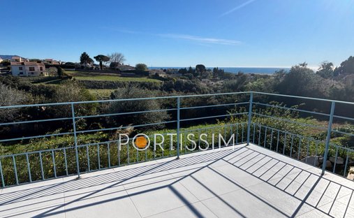 Villa in Saint-Laurent-du-Var, Provence-Alpes-Côte d'Azur, France 1