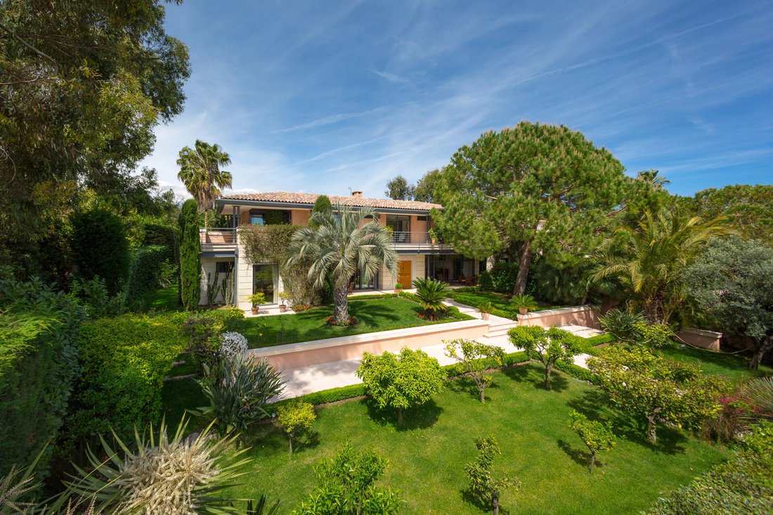 Villa in Antibes, Provence-Alpes-Côte d'Azur, France 2 - 17324761