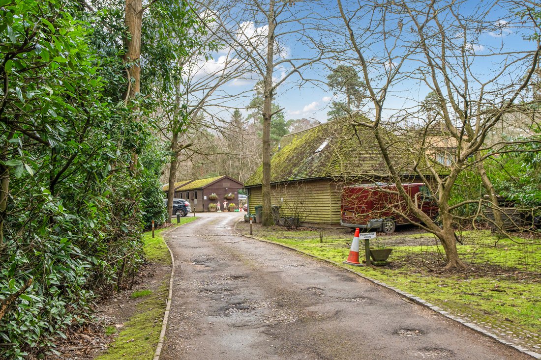 House in Reigate and Banstead, England 2 - 17329401