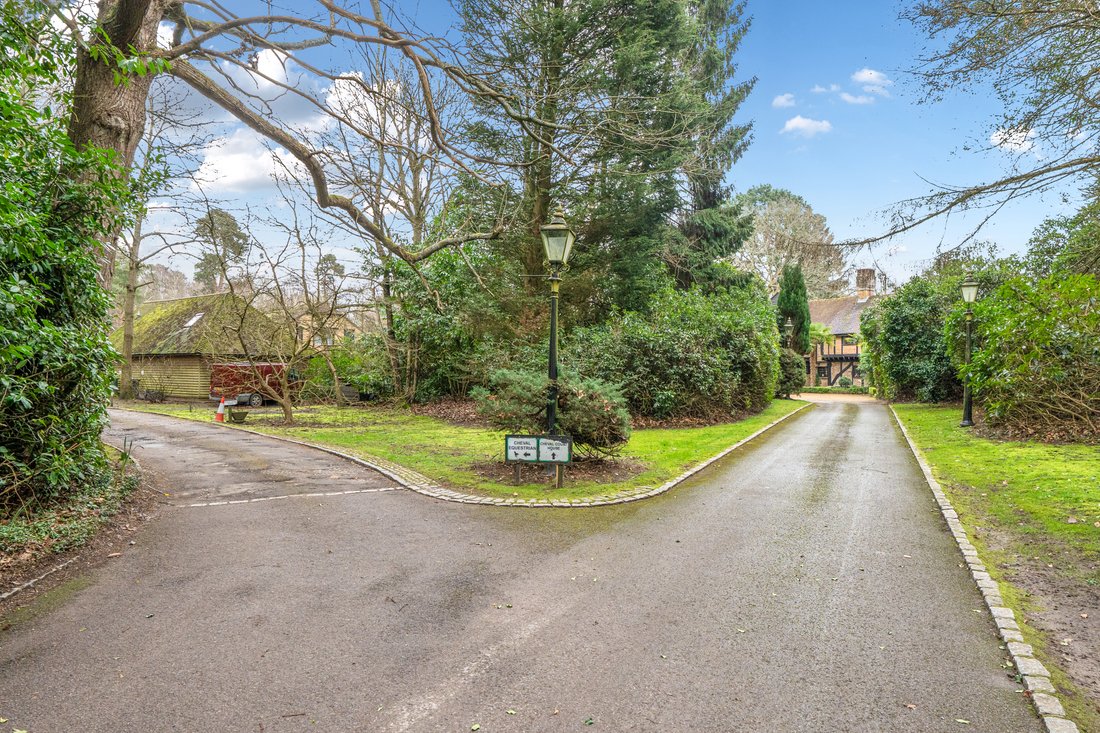 House in Reigate and Banstead, England 3 - 17329401