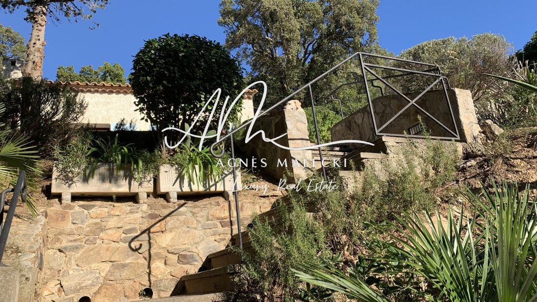 Villa in Nord, Cavalaire-sur-Mer, France 1 - 15875384