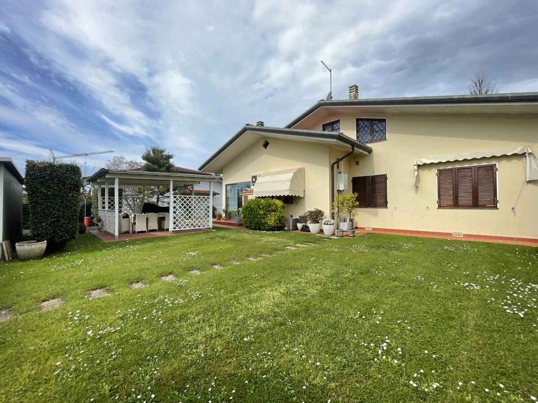 Villa in Pietrasanta, Tuscany, Italy 2 - 15829622