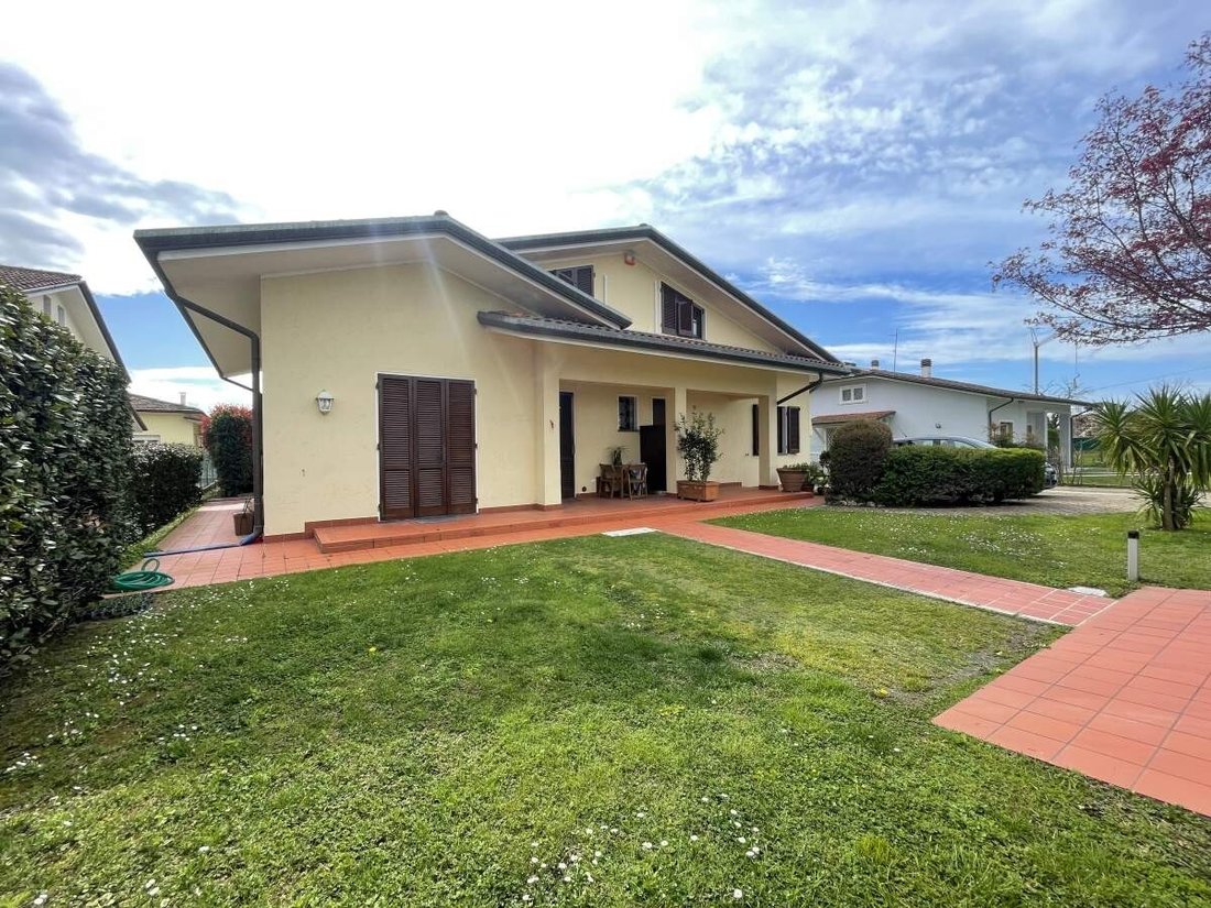 Villa in Pietrasanta, Tuscany, Italy 1 - 15829622