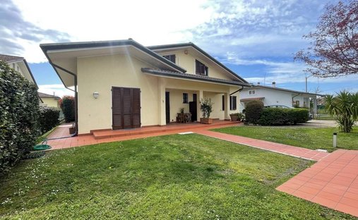 Villa in Pietrasanta, Tuscany, Italy 1