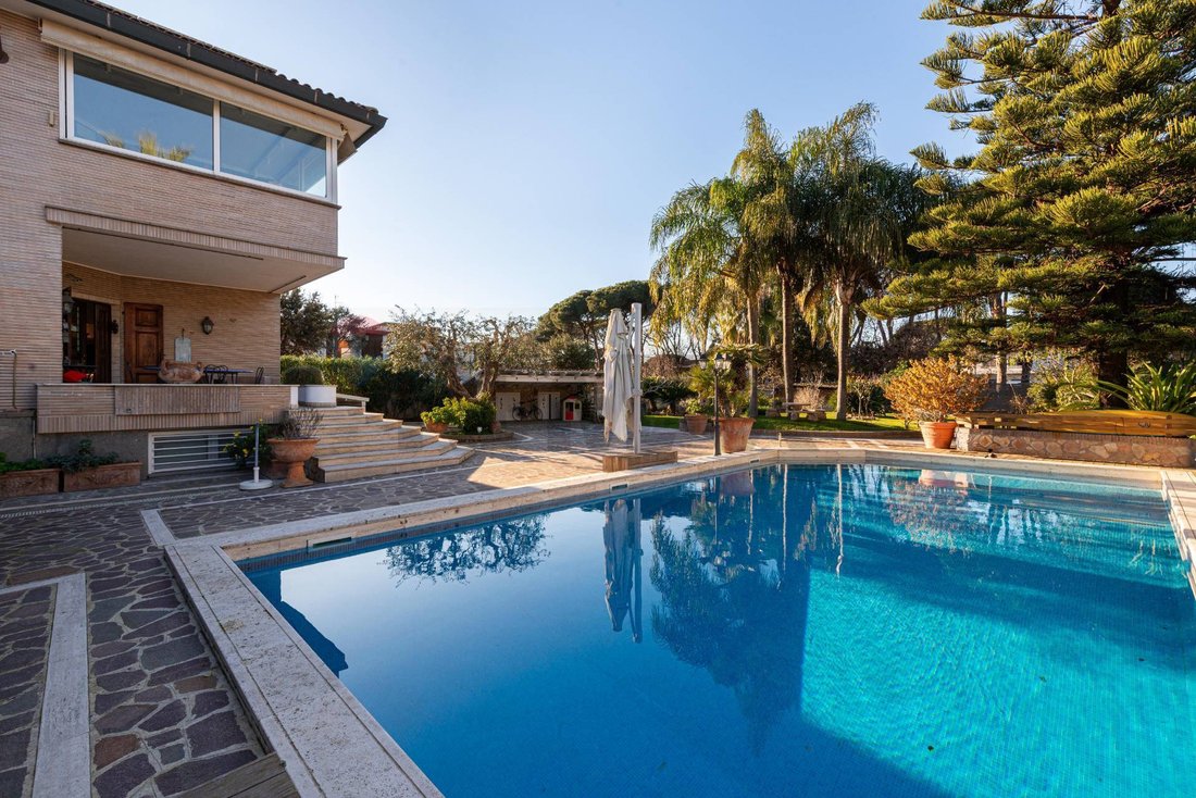 Villa in Infernetto, Rome, Lazio 2 - 17328333