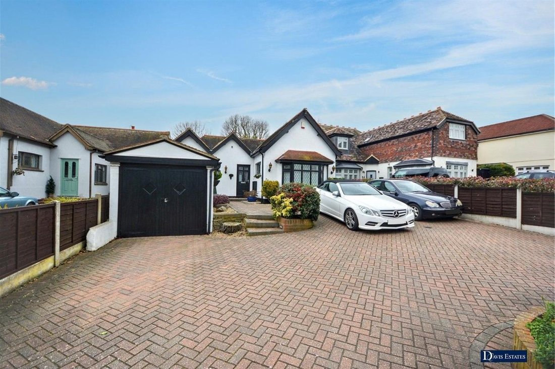 Bungalow in Ardleigh Green, Romford, England 1 - 17326068