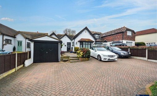 Bungalow in Ardleigh Green, Romford, England 1