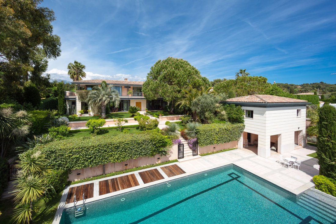 Villa in Antibes, Provence-Alpes-Côte d'Azur, France 1 - 17324761