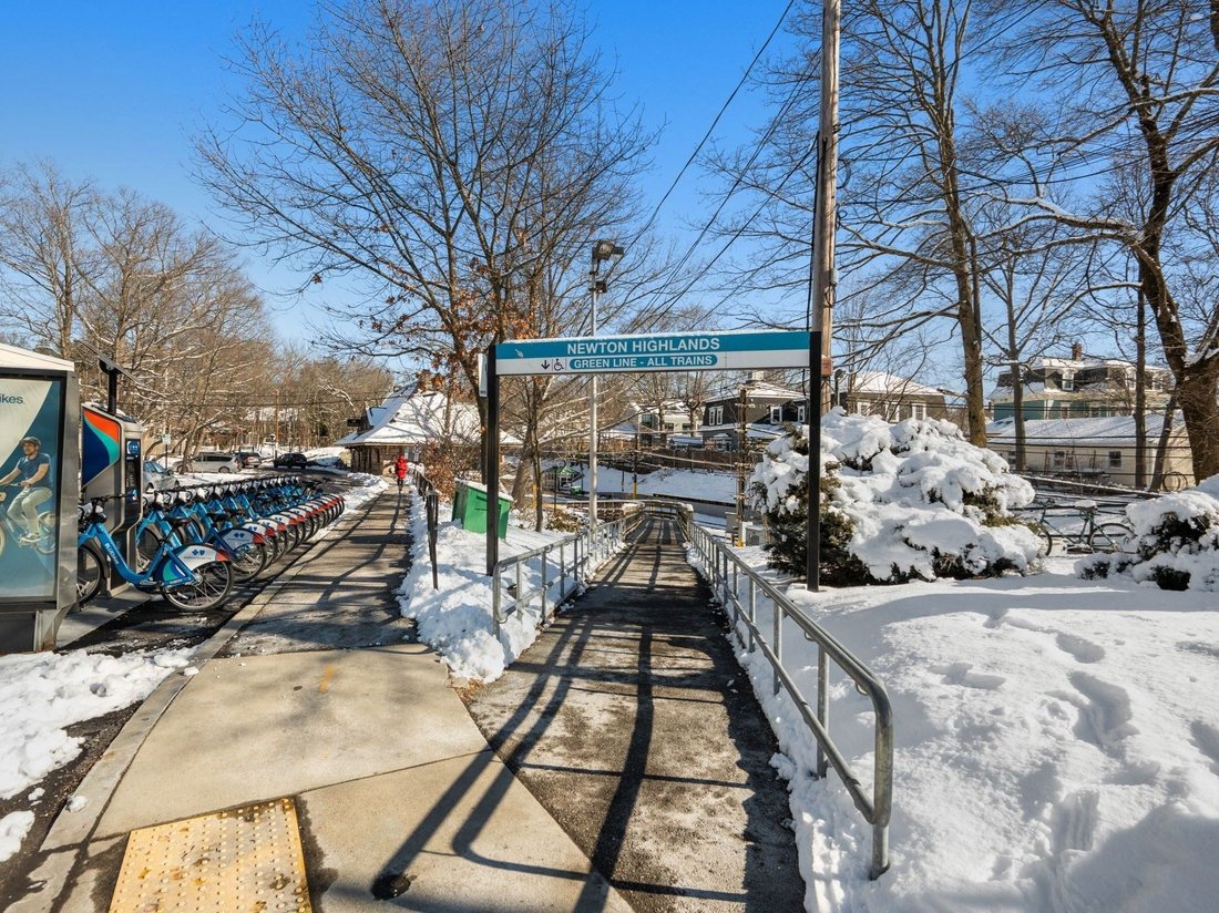 Condo in Newton, Massachusetts, United States 2 - 17330427
