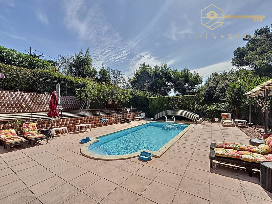 Villa in Saint-Cyr-sur-Mer, Provence-Alpes-Côte d'Azur, France 1 - 17330662