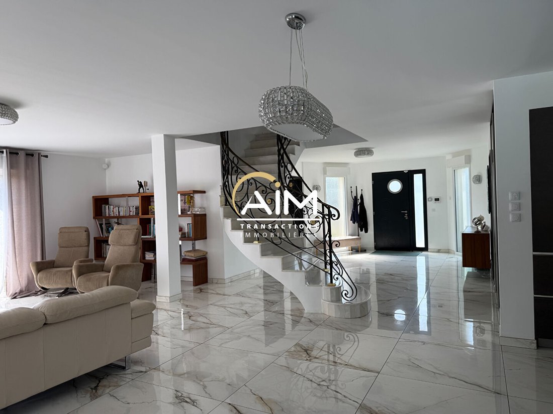 Villa in Saint-Cyr-sur-Loire, Centre-Val de Loire, France 2 - 17330659