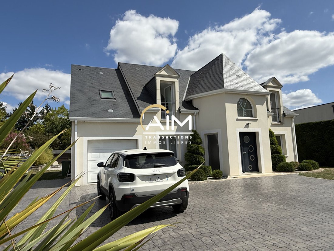 Villa in Saint-Cyr-sur-Loire, Centre-Val de Loire, France 4 - 17330659
