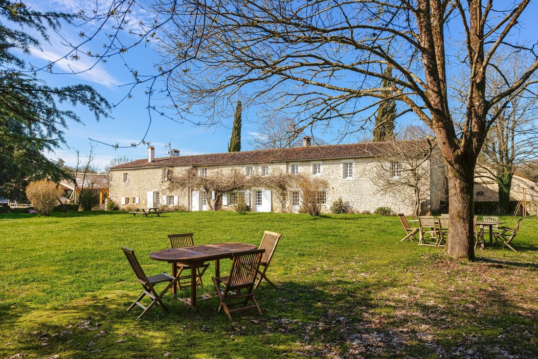 Estate in Saint-Savinien, Nouvelle-Aquitaine, France 2 - 17331997