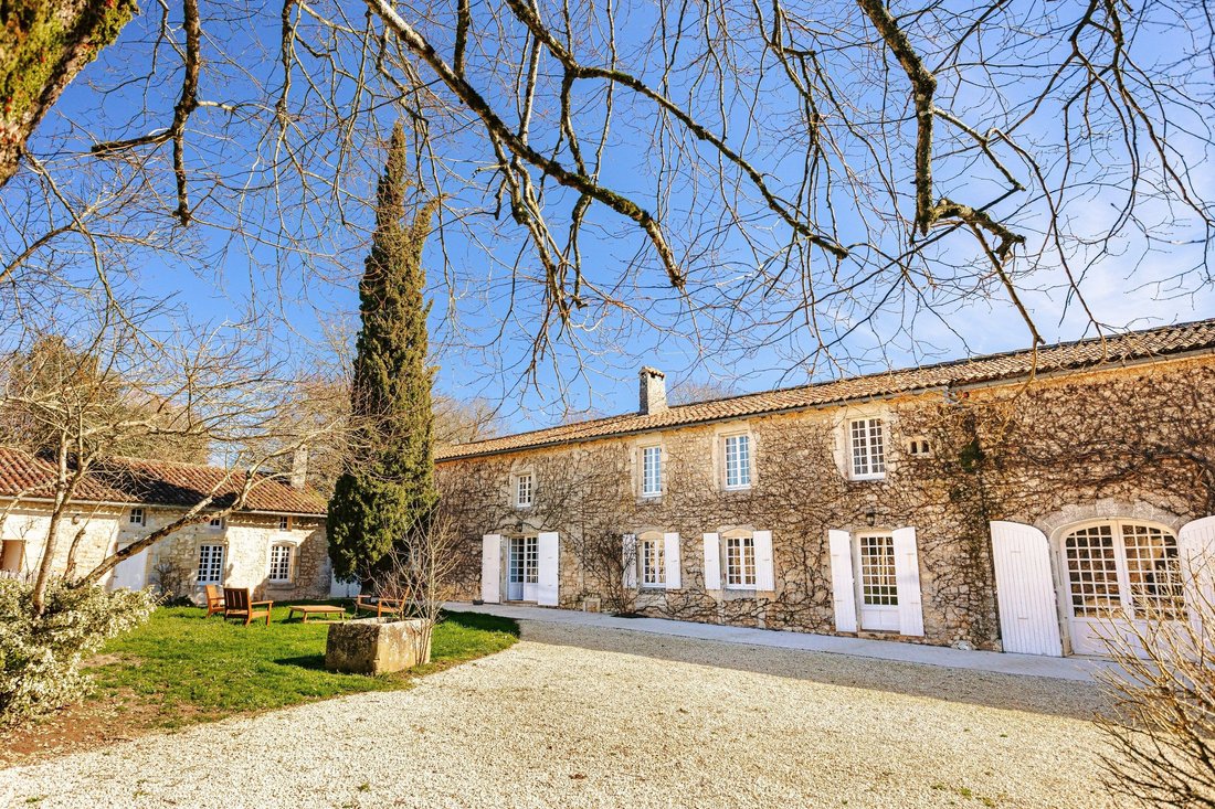 Estate in Saint-Savinien, Nouvelle-Aquitaine, France 3 - 17331997