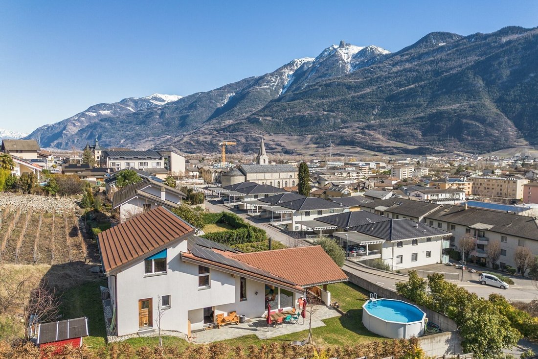 Property In Dominant Position, Quiet And Sunny