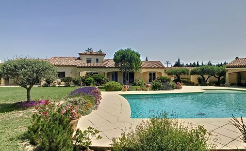 Villa in Est, Rochefort-du-Gard, France 1