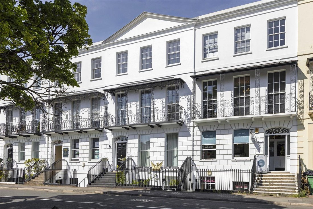 Townhouse in Marle Hill, Cheltenham, England 2 - 17333241
