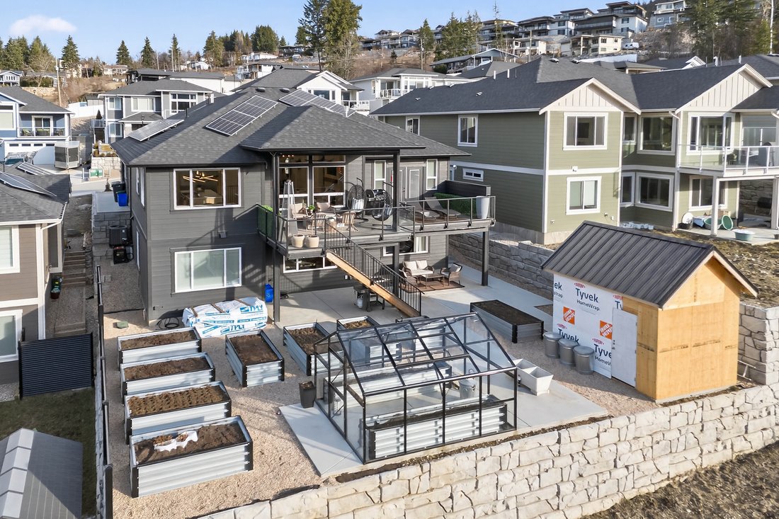 House in Salmon Arm, British Columbia, Canada 4 - 17332981