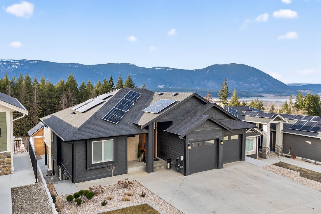 House in Salmon Arm, British Columbia, Canada 1 - 17332981