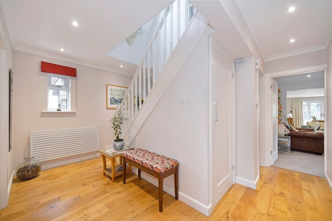 House in Cranleigh, England 5 - 17333641