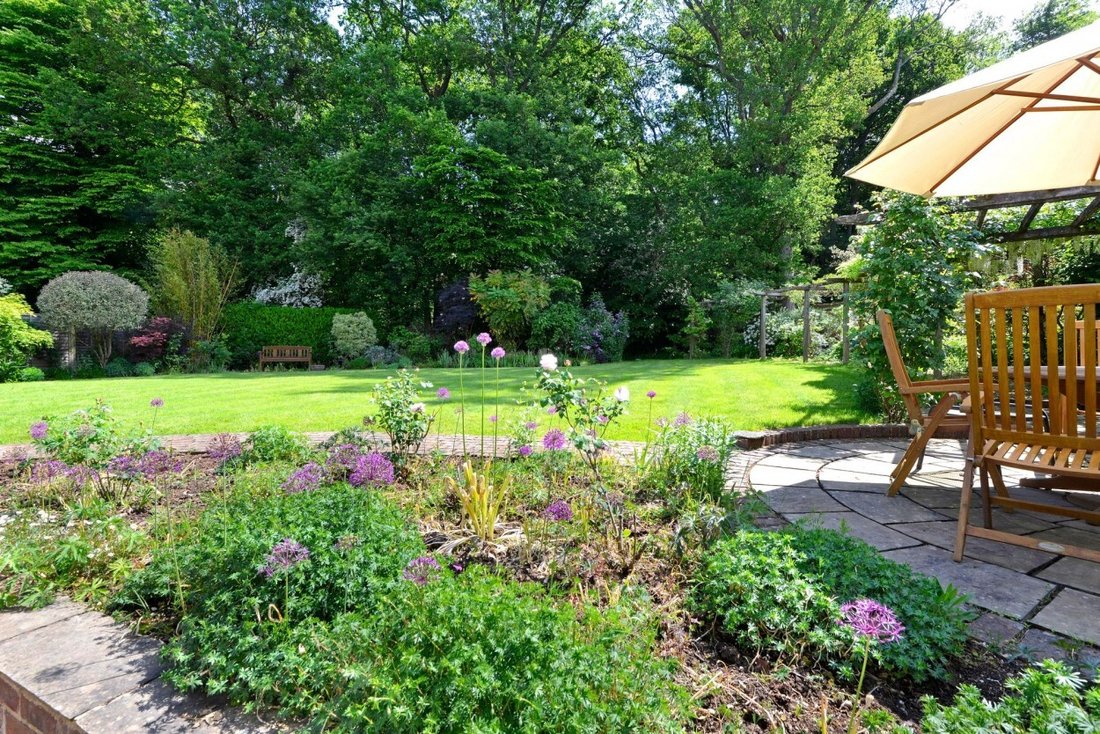 House in Cranleigh, England 4 - 17333445