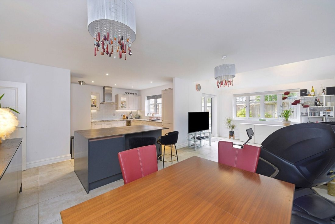 House in Cranleigh, England 5 - 17333595