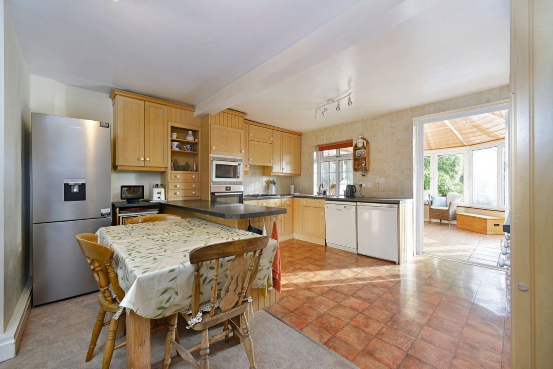 House in Cranleigh, England 3 - 17333342