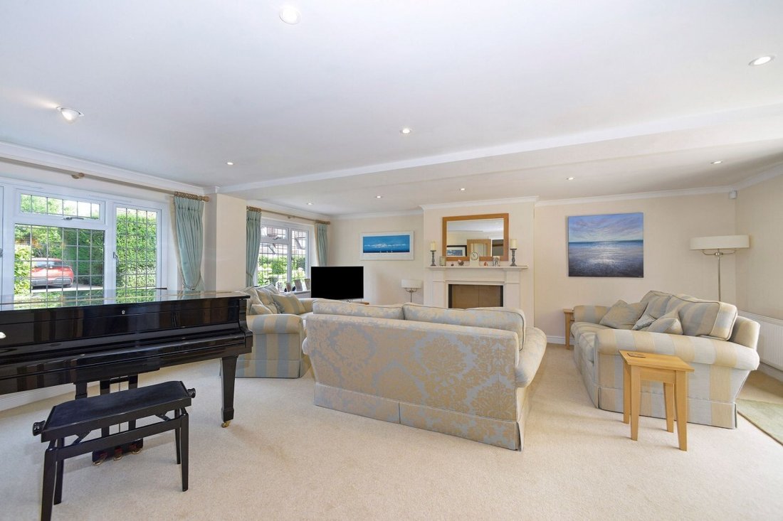 House in Cranleigh, England 2 - 17333768