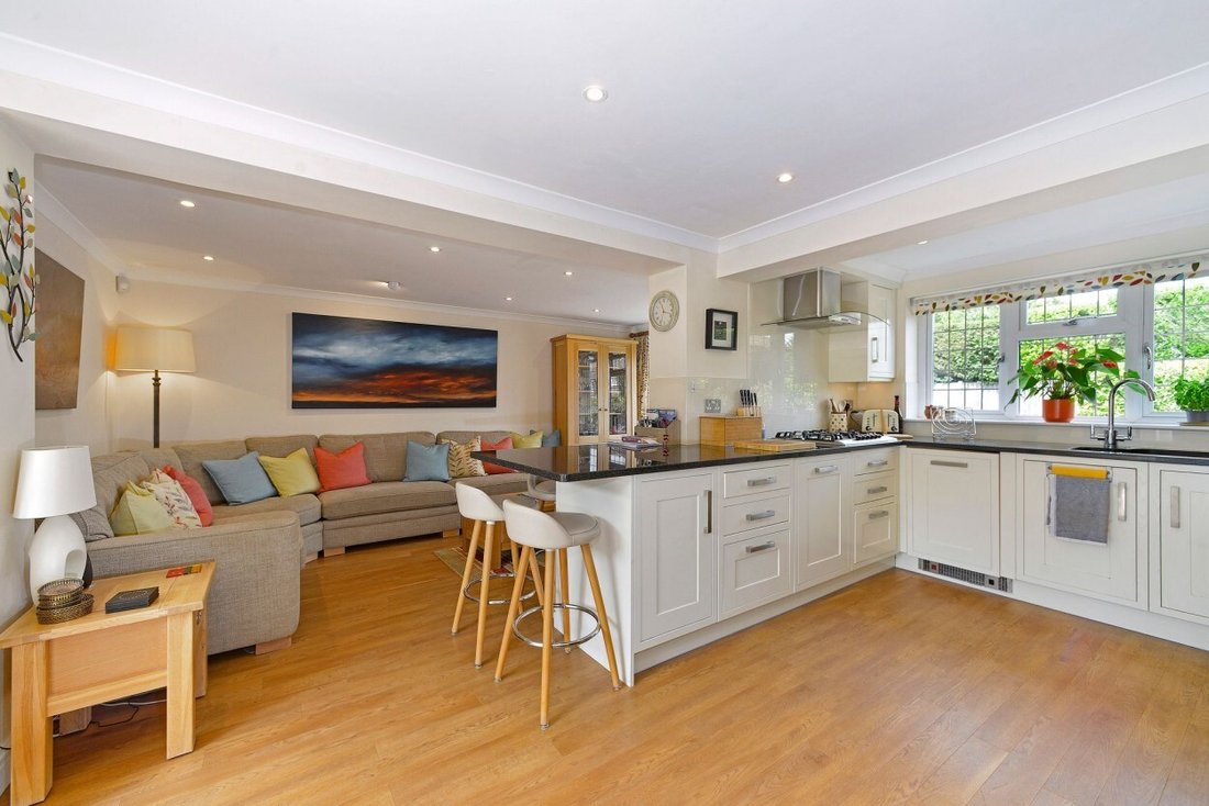 House in Cranleigh, England 4 - 17333768