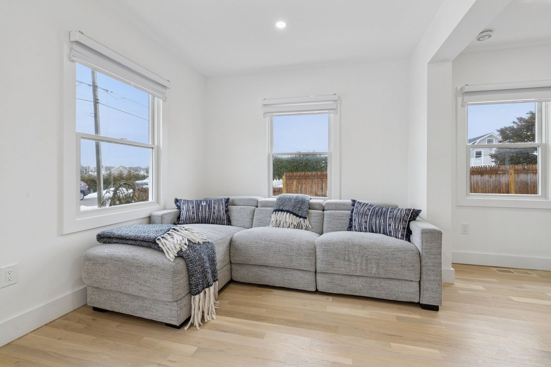 Hampton Bays, New York, United States 5 - 17335429