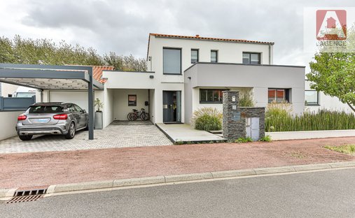 Villa in Saint Gilles Sud, Saint-Gilles-Croix-de-Vie, France 1