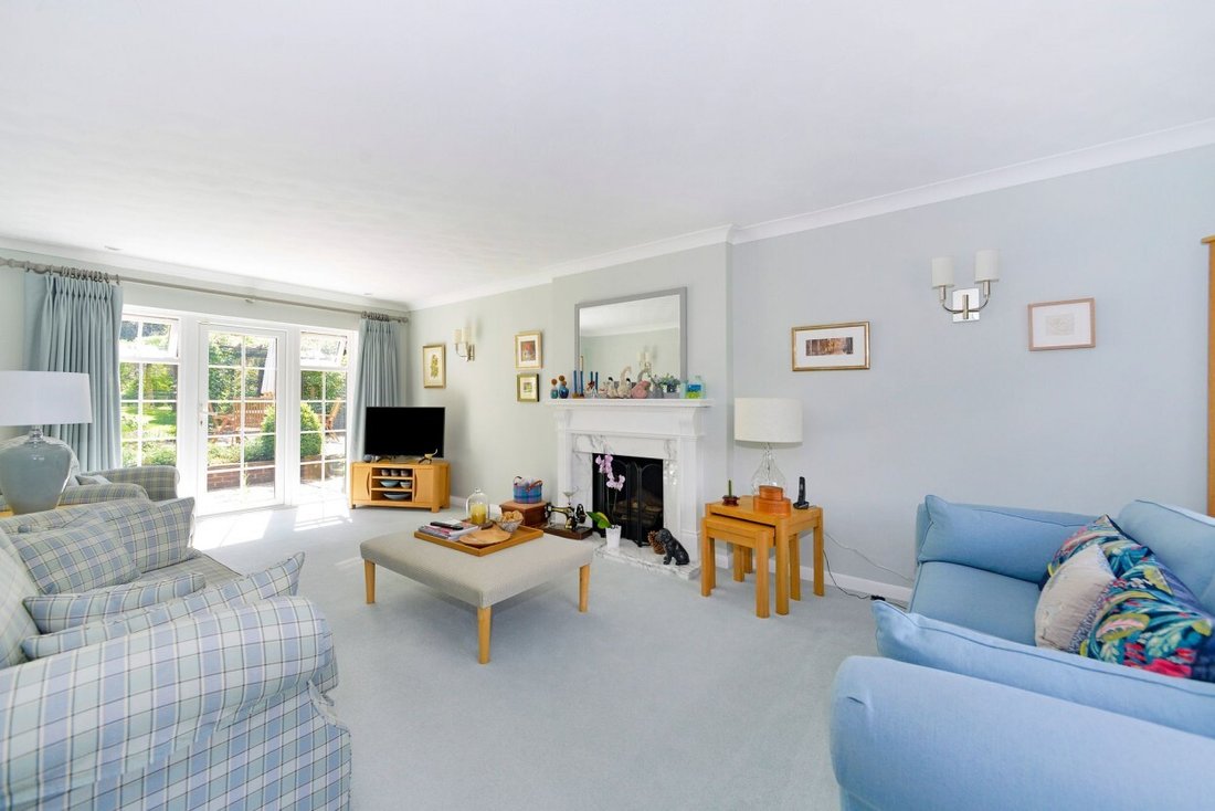 House in Cranleigh, England 3 - 17333445