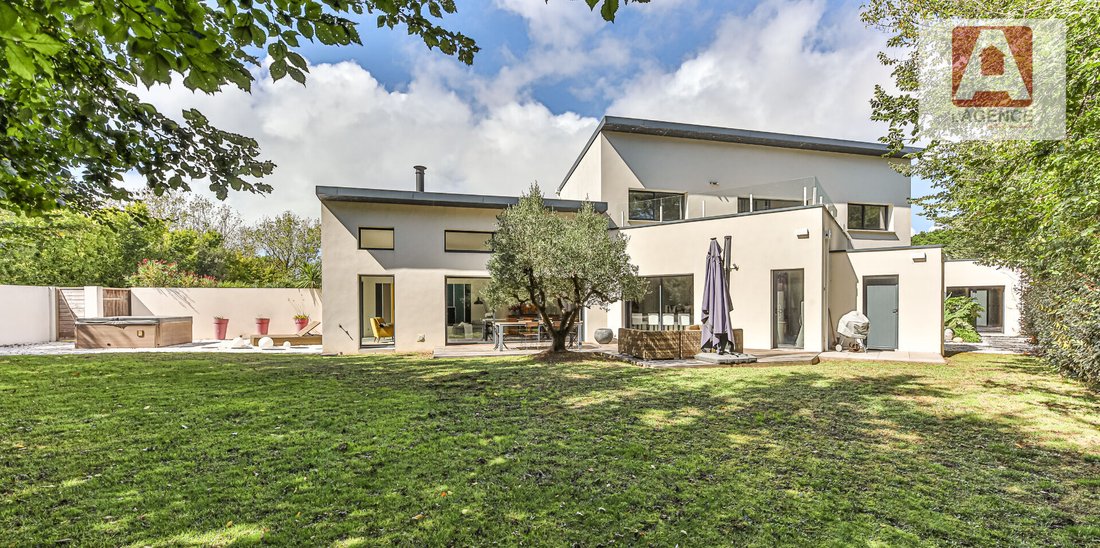 Villa in Saint Gilles Sud, Saint-Gilles-Croix-de-Vie, France 2 - 17335310