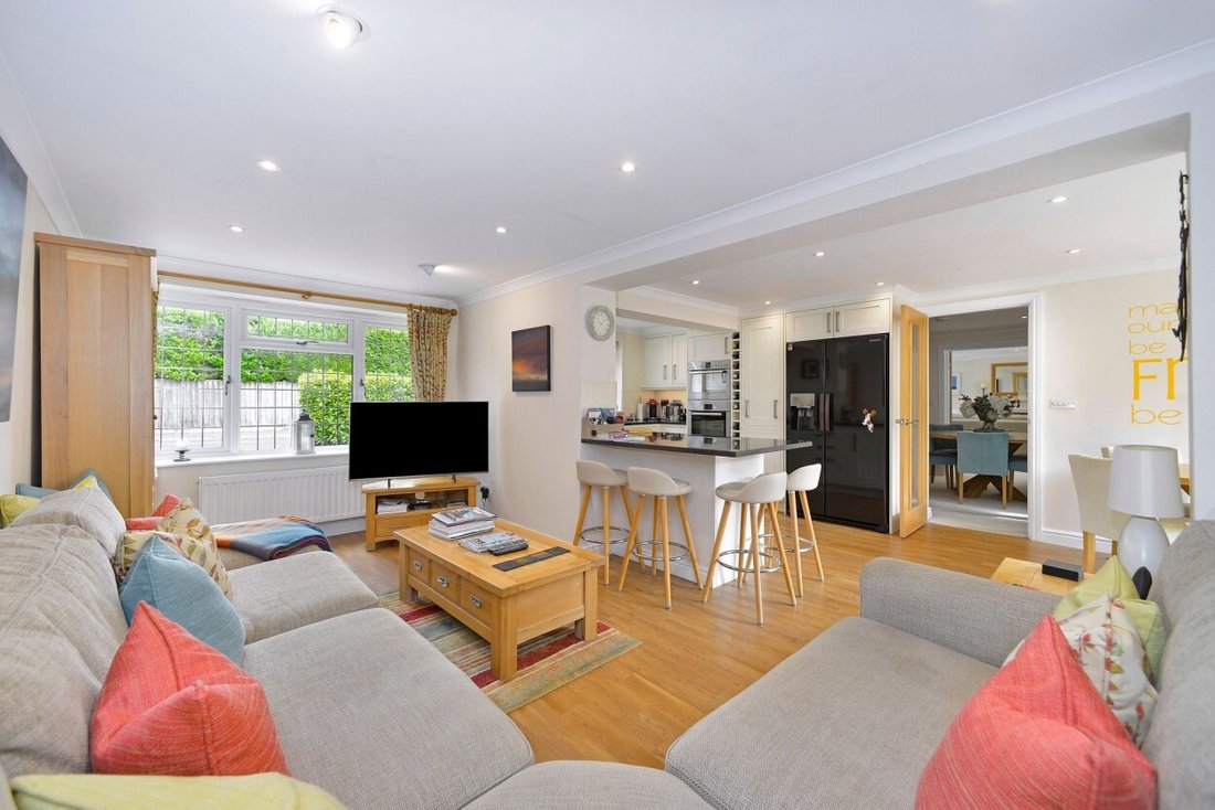 House in Cranleigh, England 3 - 17333768
