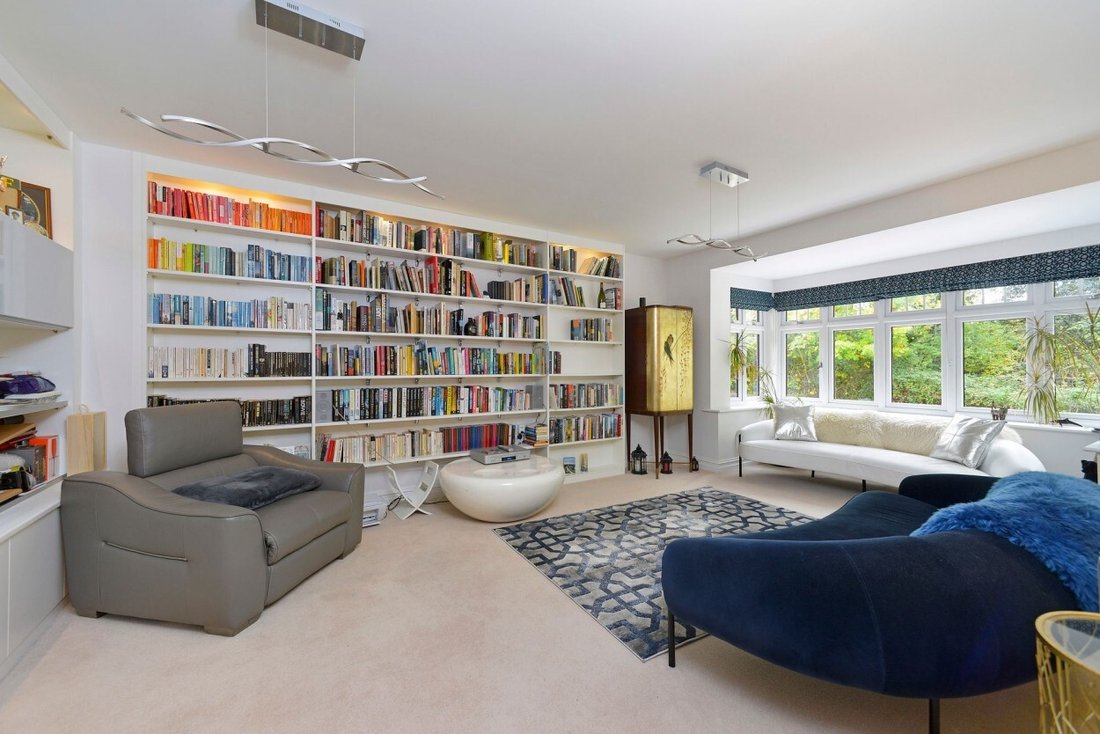 House in Cranleigh, England 3 - 17333595