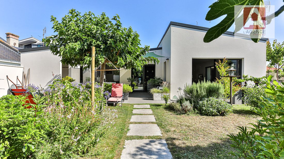 Villa in Saint Gilles-Centre Ville, Saint-Gilles-Croix-de-Vie, France 1 - 17335297