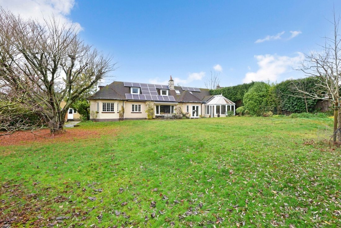 House in Cranleigh, England 4 - 17333342