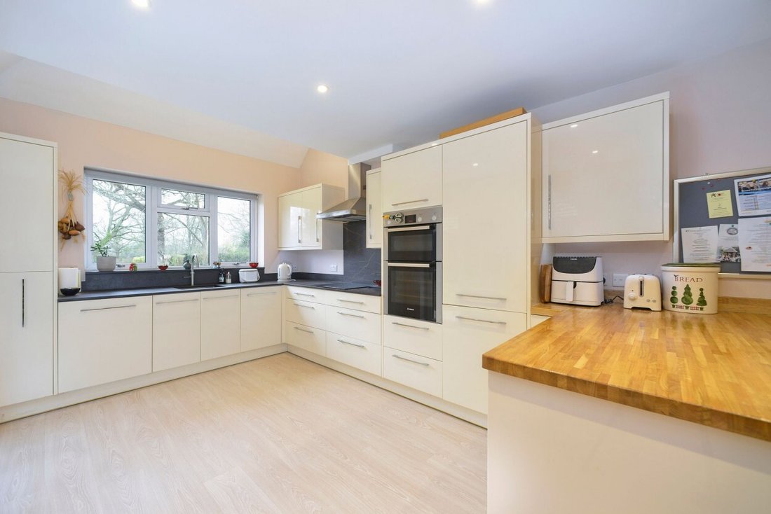 House in Cranleigh, England 3 - 17333641