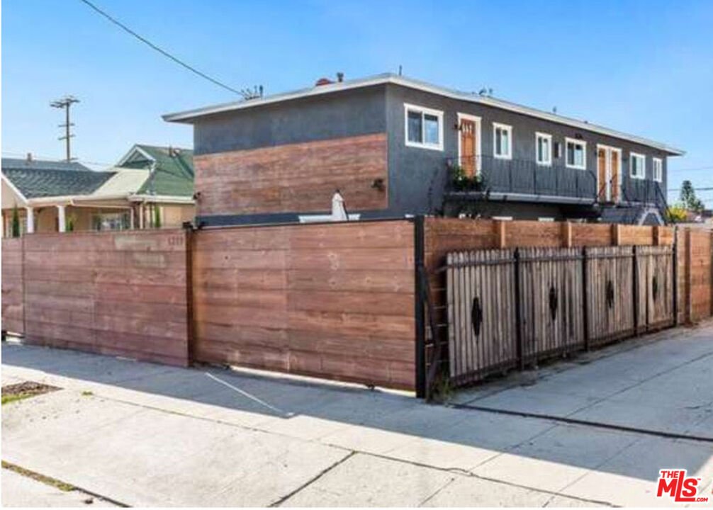 Los Angeles, California, United States 5 - 17337056