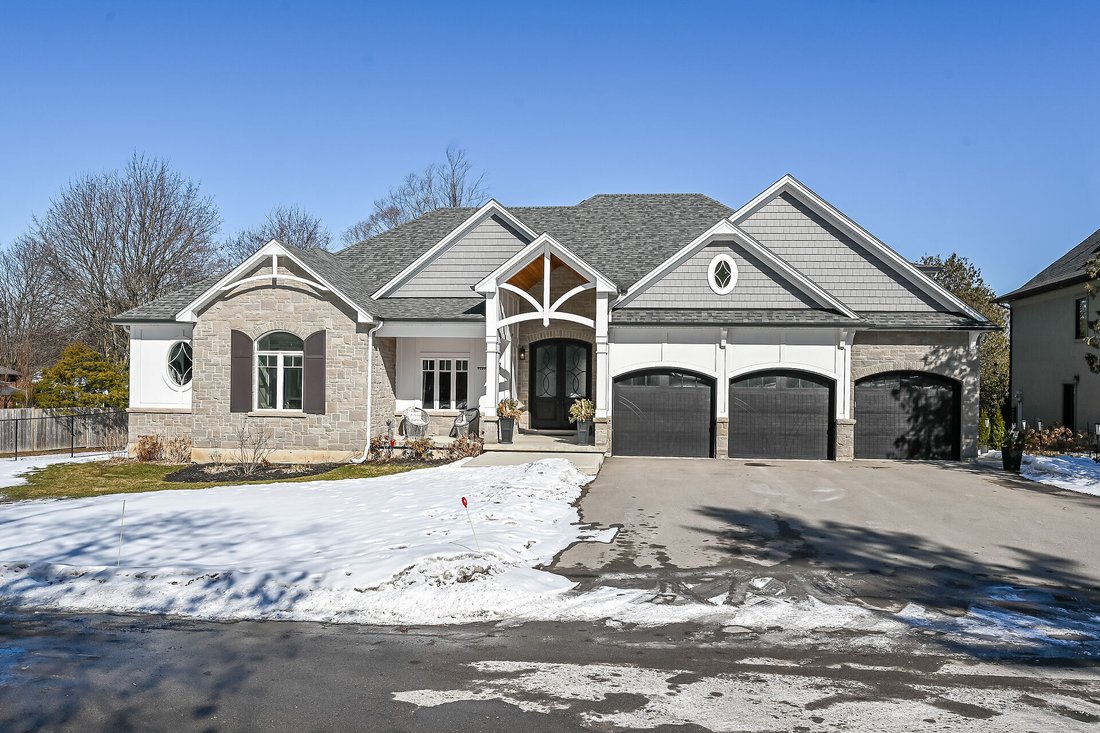 House in Hamilton, Ontario, Canada 2 - 17339807