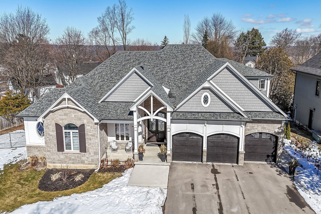 House in Hamilton, Ontario, Canada 1 - 17339807